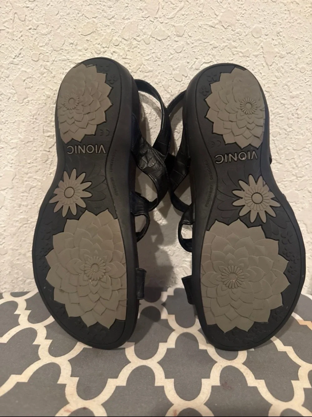 The Vionic Amber w/ Orthaheel in Black Croc effect - Picture 2 of 4